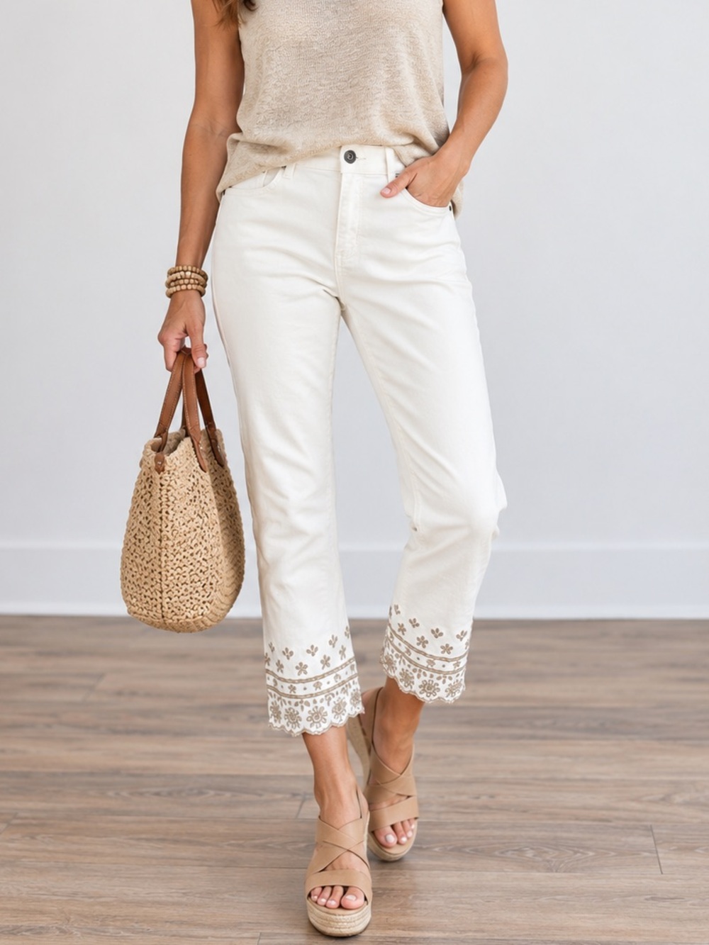 𝙎𝙩. 𝙅𝙤𝙝𝙣'𝙨 𝘽𝙖𝙮 Pants White Capri Size 10 Embroidered Floral Hem